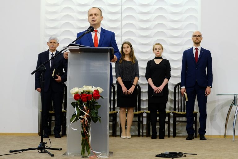 Przedstawiciele różnych wyznań na jubileuszowym nabożeństwie w Kościele Adwentystów Dnia Siódmego w Warszawie.