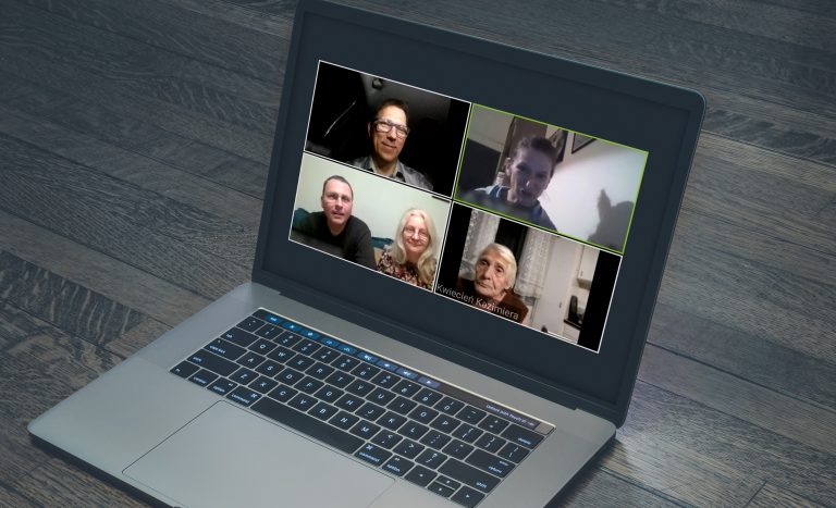 101-latka na internetowym spotkaniu modlitewnym.