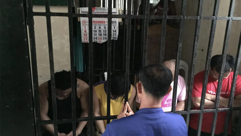 Więźniowie przyjmują Chrystusa